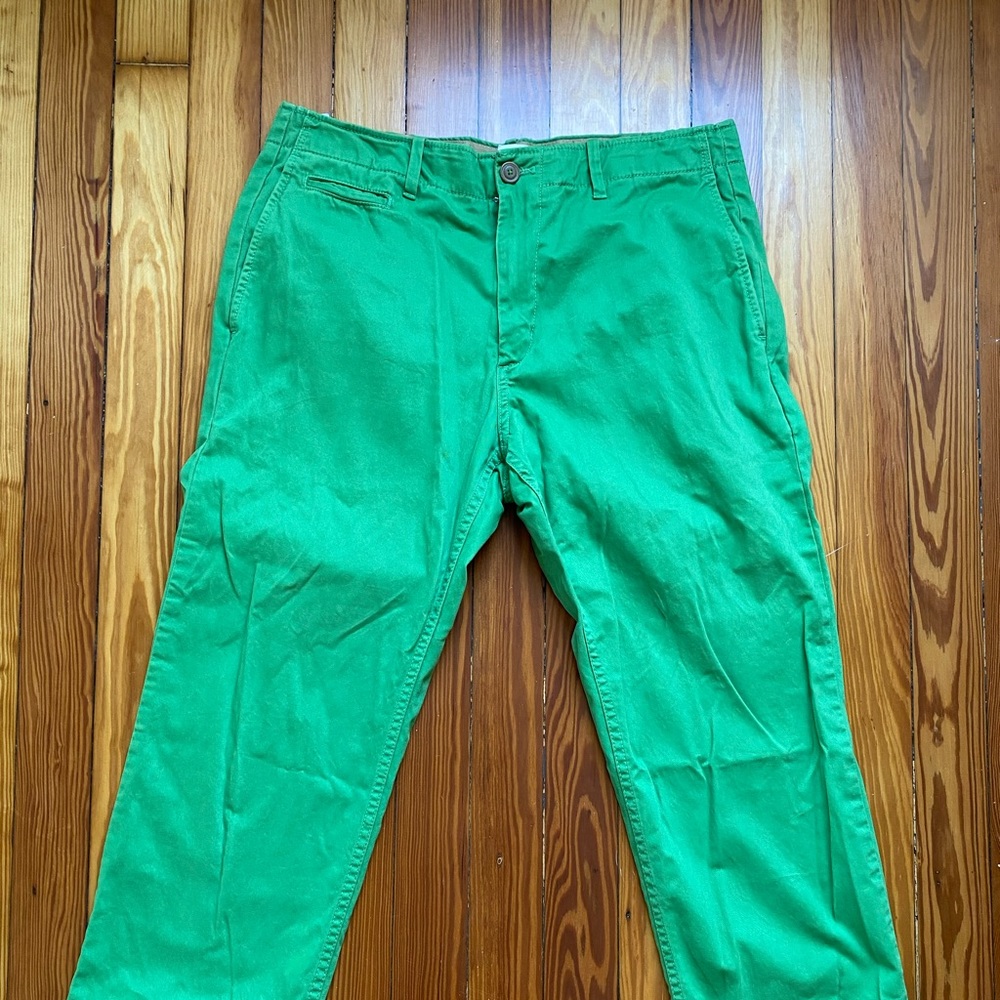 Gap lives in straight chino khakis GREEN 32x28